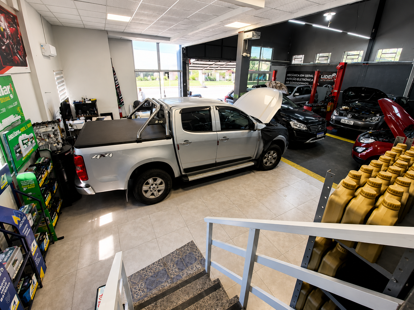 Visão interna da oficina do Líder Centro Automotivo