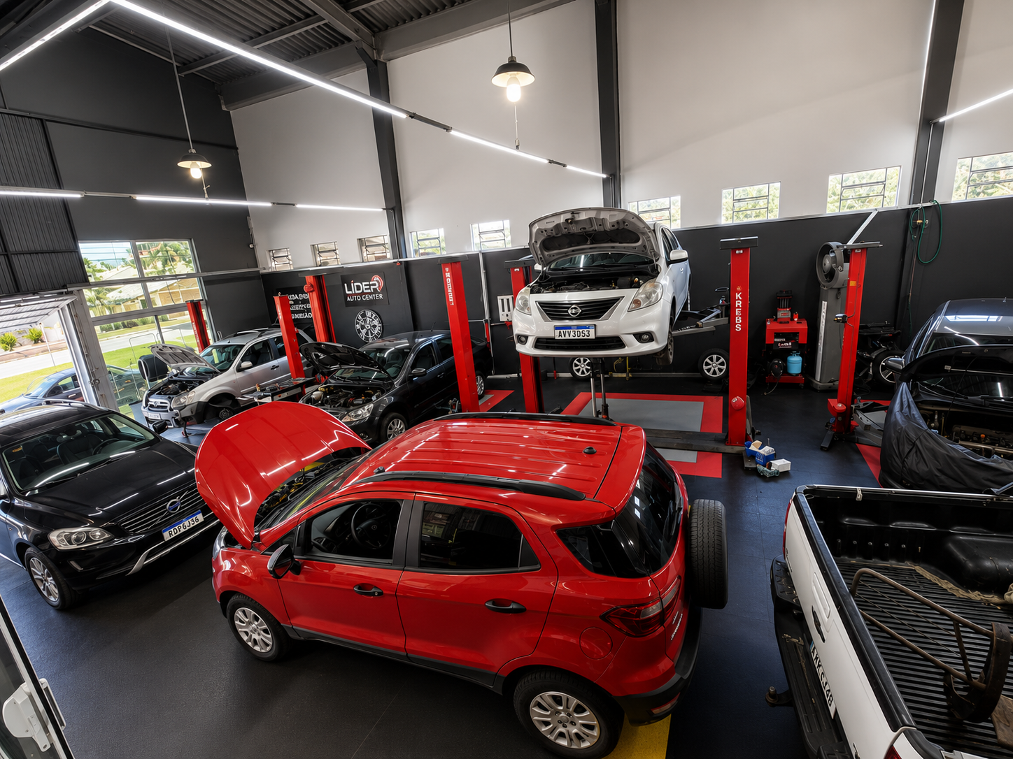 Oficina e elevadores do Líder Centro Automotivo